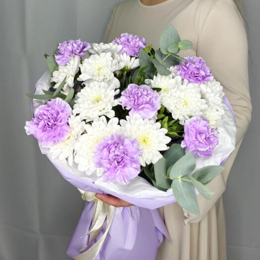 ССупер стойкий букет из сиреневых гвоздик и хризантем