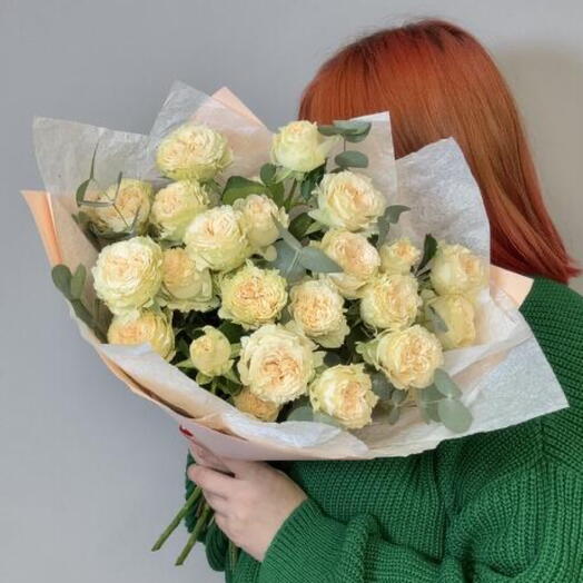 Кустовые персиковые пионовидные розы с эвкалиптом.VKF97