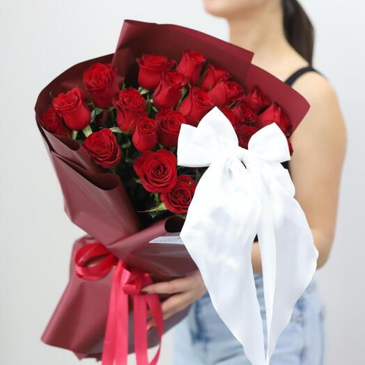 25 красных высоких роз в оформлении