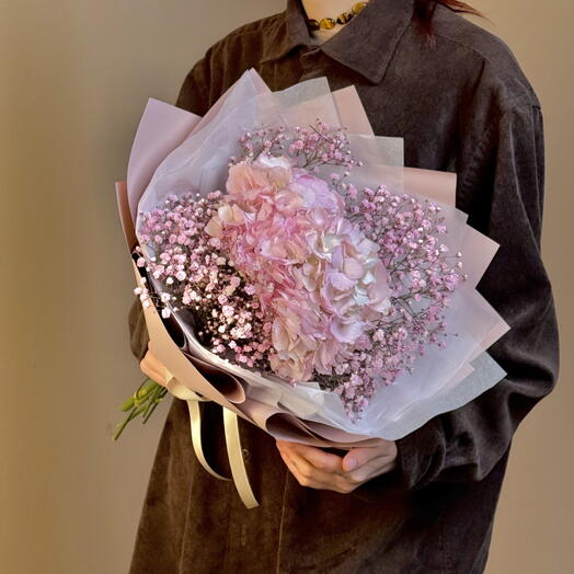 Розовый букет с гортензией и гипсофилой