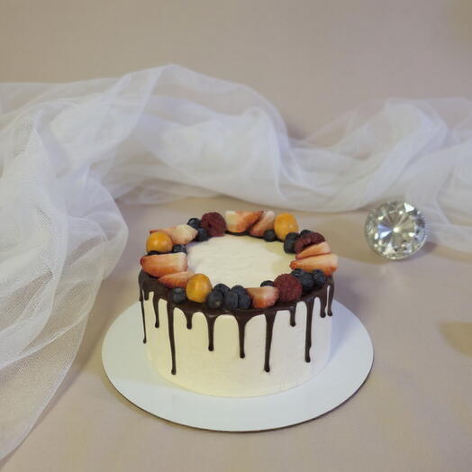Торт 1 кг с ягодным венком и шоколадными подтеками