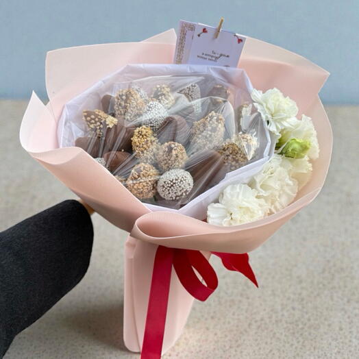 Букет из клубники с цветами М 005