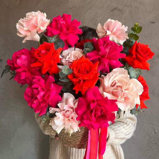 Ароматный микс из 15 французских роз в плетёном кашпо