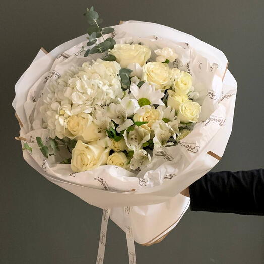 Кремовый букет с гортензией, кустовыми розами и альстромериями