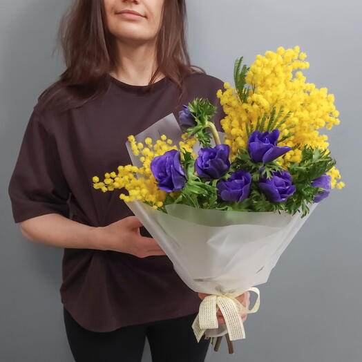 Синие анемоны и пушистая мимоза