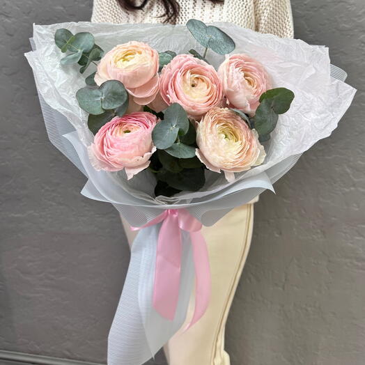 Букет из ранункулюсов с эвкалиптом 🩷