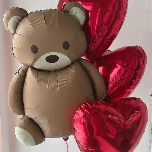 Красные сердца и мишка на 14 февраля