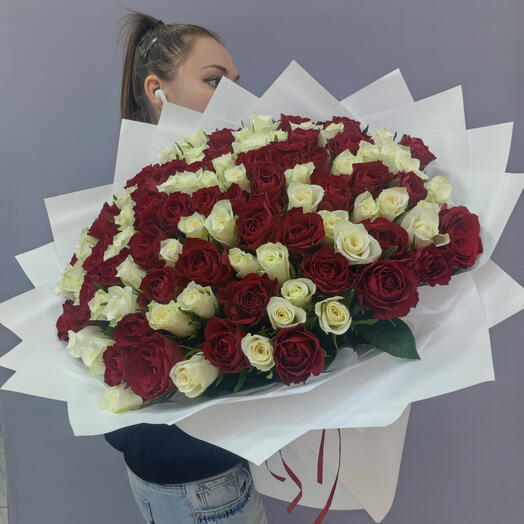 Букет Бело красных роз 101 роза
