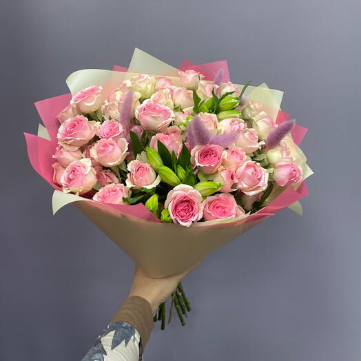 Букет из кустовых розовых роз, альстромерий и лагуруса