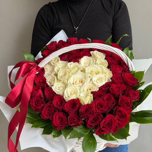 Корзина из 65 роз