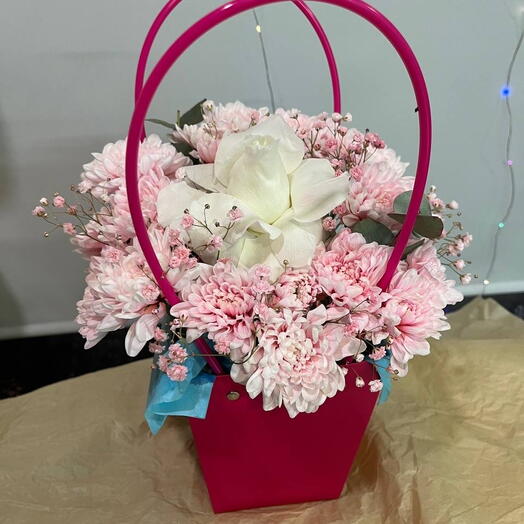 Композиция из хризантем розы и гипсофилы