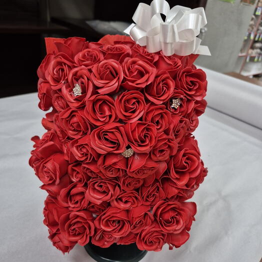 Фигура из мыльных роз