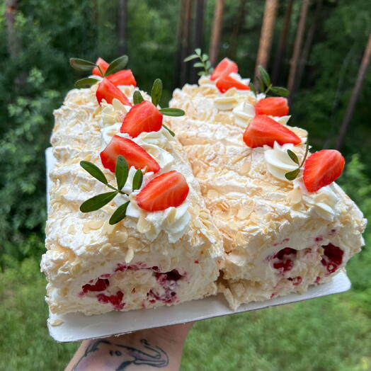 Меренговый рулет с малиной