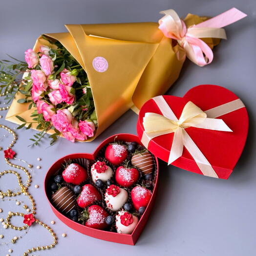 Сердце из клубники в бельгийском шоколаде и букет роз Любовь