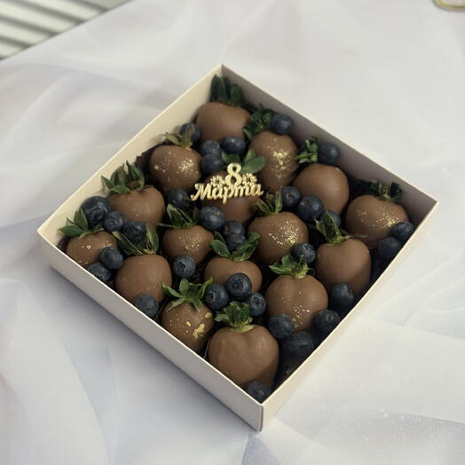 Клубника в молочном шоколаде 16-20 шт gold с голубикой на 8 марта