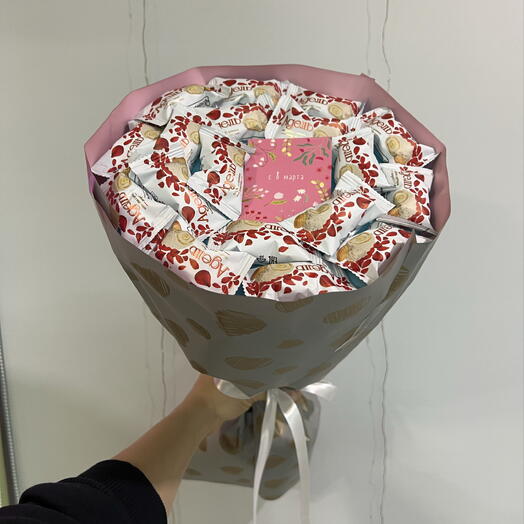 Букет из конфет на праздник 8 марта