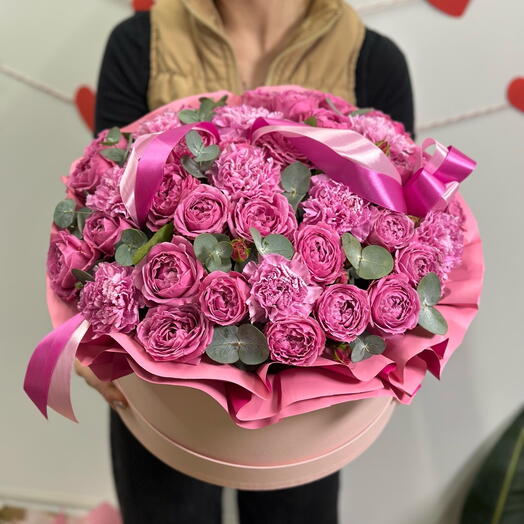 Шляпная коробка с кустовыми розами и диантусами🌸🌷