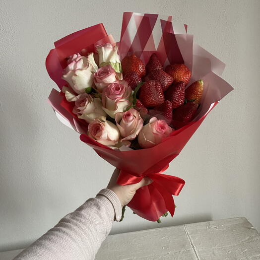 Клубничный букет с цветами