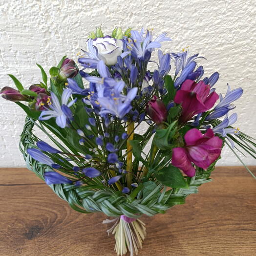 Букет в каркасе с плетением