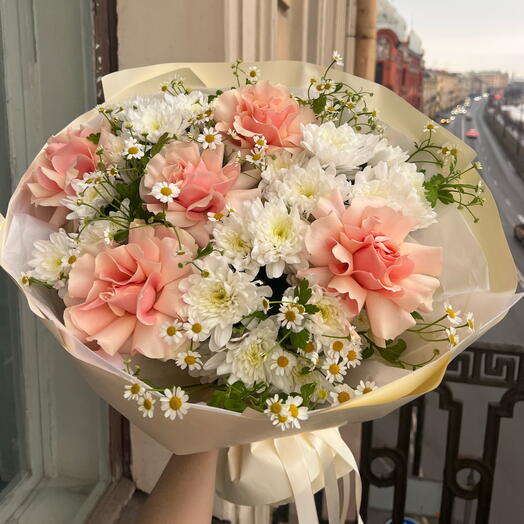 Авторский букет: французские розы,ромашка,хризантемы кустовые