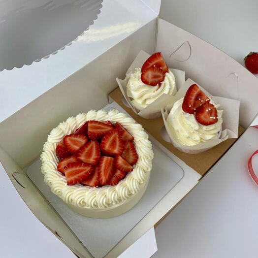 Комбо-набор бенто-торт и капкейки со свежей клубникой, начинкой и сливочным кремом (2 шт)