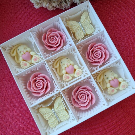 Набор из белого и клубничного шоколада с зайками 💝