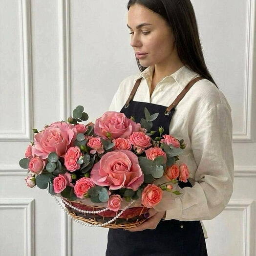Корзина нежных кустовых роз