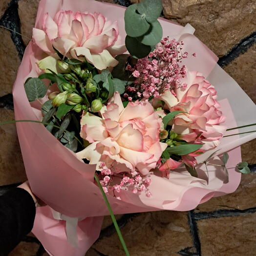 Букет из французских роз с альстромерией и гипсофилой.🌸