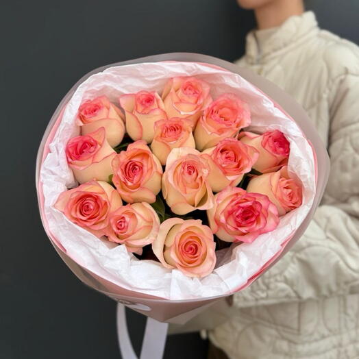 15 розовых роз