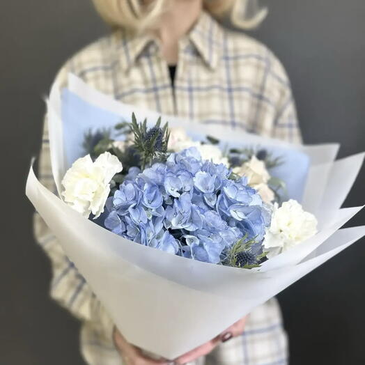 Букет гортензия, кустовая Роза, гвоздика, эрингиум