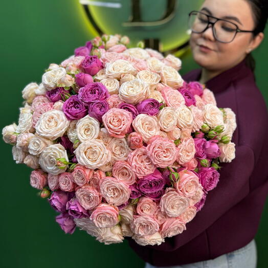 Букет из 35 пионовидных кустовых роз