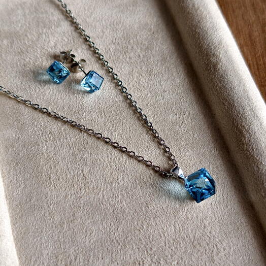 Комплект украшений с австрийскими кристаллами Swarovski "Кубик"