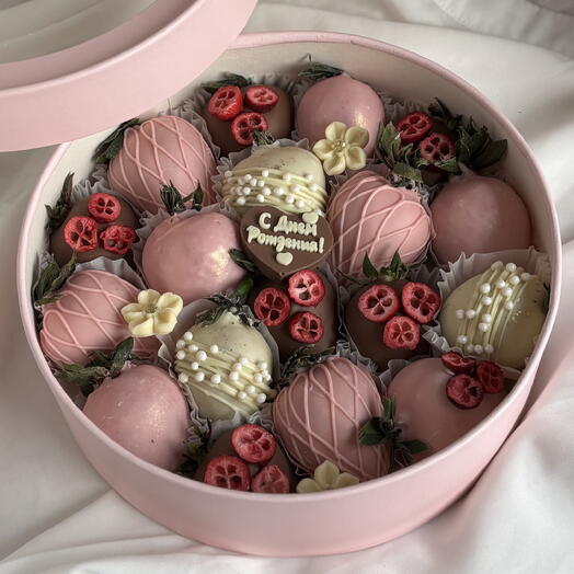 Клубника круглый бокс с днем рождения + подарок от Vivienne Sabo — румяна MACARON