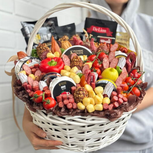 Корзина мясное ассорти с сыром