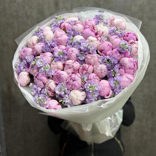 Авторский премиум букет из пион Сары и Маттиолы 💜