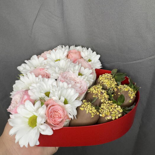Клубника в шоколаде с цветами в сердце