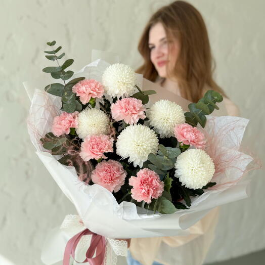Букетик воздушный с розовой гвоздикой и одноголовой хризантемой 🌸