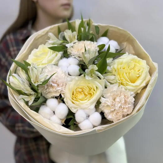 Букет с розами, альстромерией и диантусами