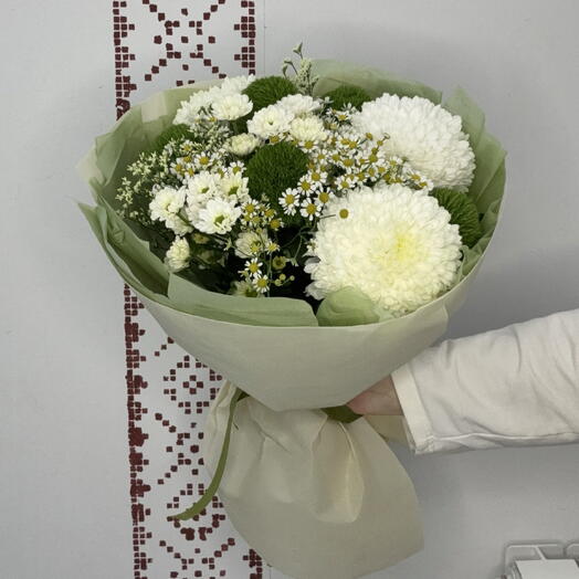 Букет из хризантем и гвоздик «Лесная невеста»