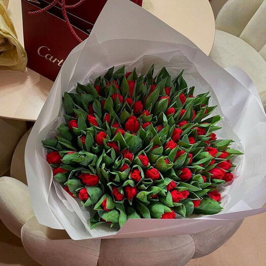 101 красный тюльпан в букете