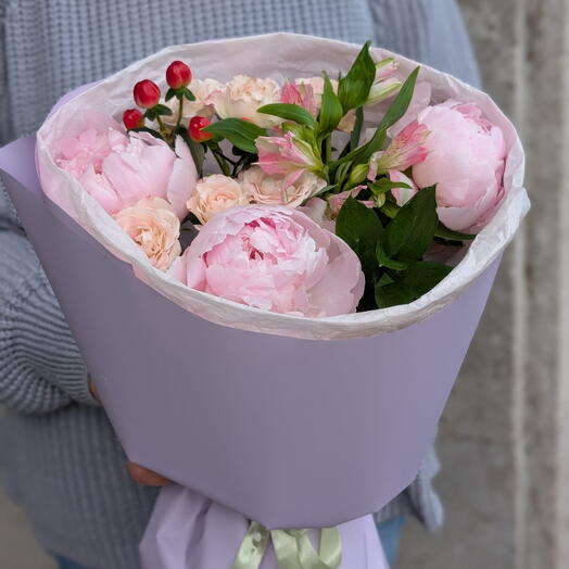 Букет "Дарика" из пионов, кустовых роз, альстромерии, рускуса, гиперикума