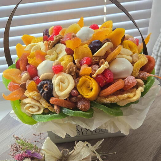 Сухофруктовый букет с орехами и конфетами в белом шоколаде