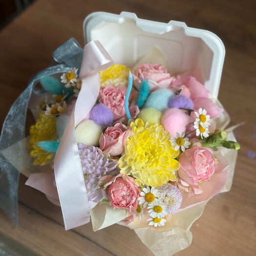 Дофаминовый «тортик» из цветов со свечкой🎂