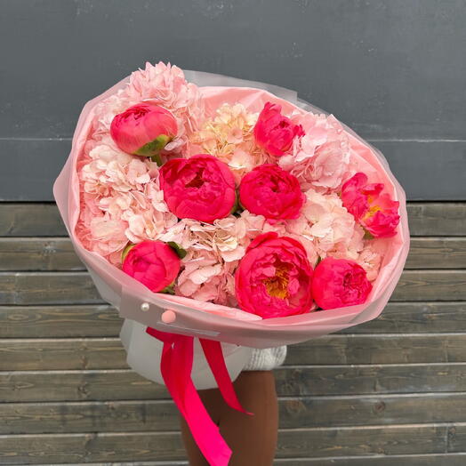 Розовые гортензии и коралловые пионы