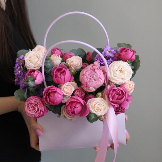 Композиция в сумочке с пионом и пионовидными розами