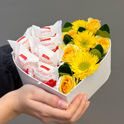 Сердце с конфетами и цветами