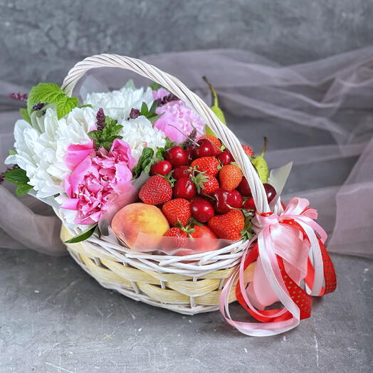 Корзина с пионами и фруктами 25 см