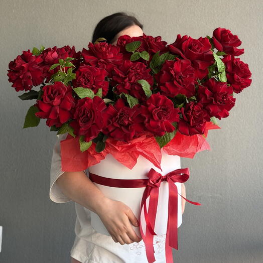 Красные кружевные розы в коробке