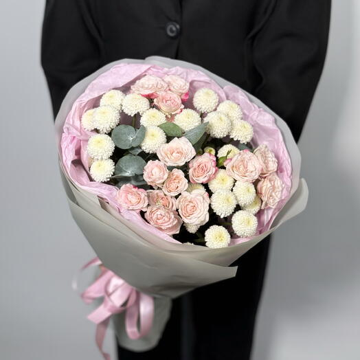 Дуобукет из кустовой белой хризантемы и нежной кустовой розы