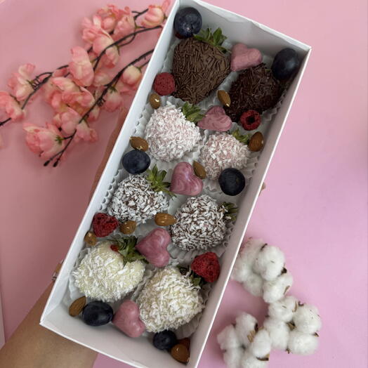 «Нота изысканности: клубника в шоколаде с голубикой🫐кокосом 🥥и контрастом белого и чёрного шоколада» 🍓🍫